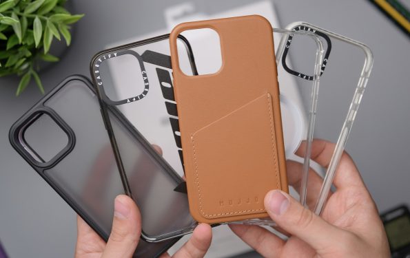 personne-tenant-une-coque-de-smartphone-en-cuir-orange