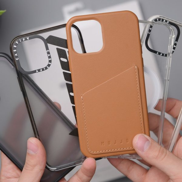 personne-tenant-une-coque-de-smartphone-en-cuir-orange