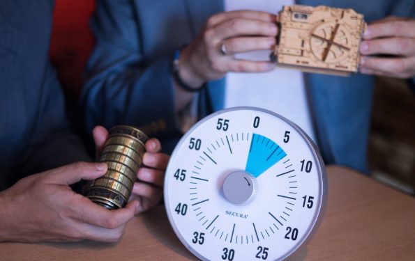 enigme-escape-room-avec-minuteur-et-accessoires-cadenas
