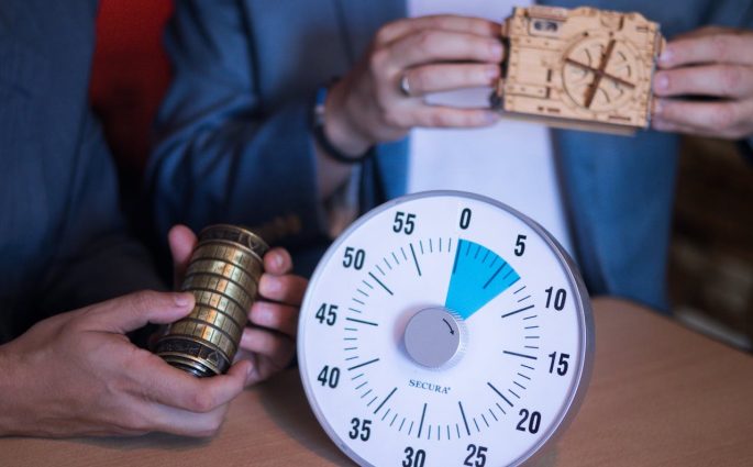 enigme-escape-room-avec-minuteur-et-accessoires-cadenas